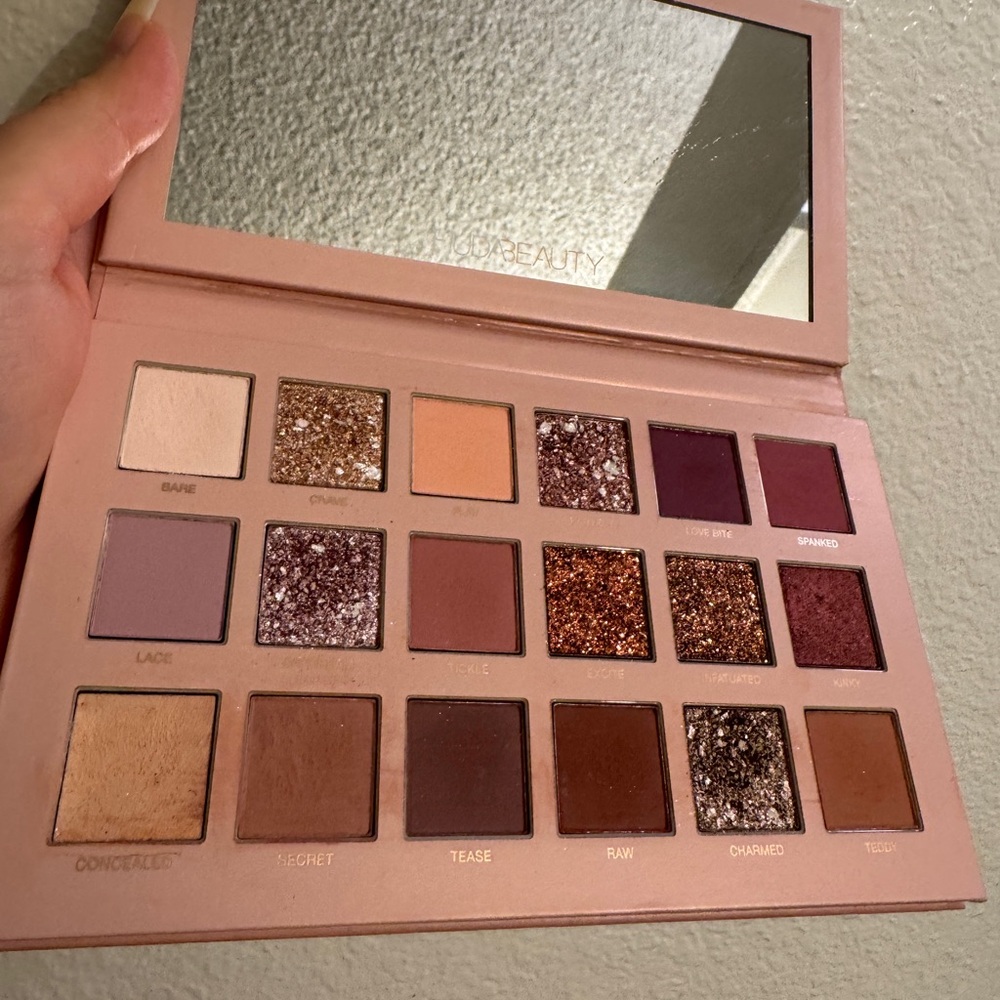Huda beauty eyeshadow palette